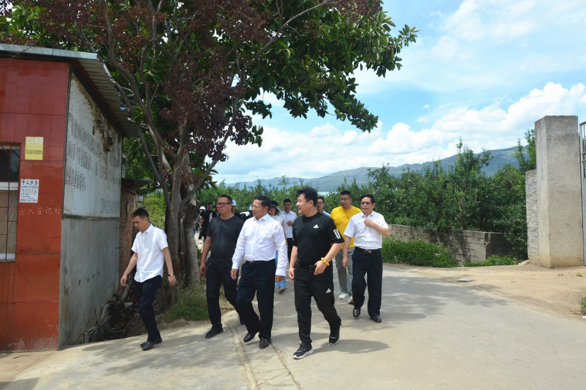 州人大常委会主任普绍忠一行领导亲临园区调研工作